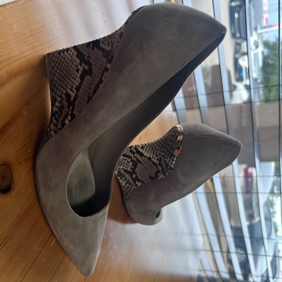 Burberry Hazel Snakeskin Wedge Pump Hee Light Grey Taupe Melange 38.5 EU - Picture 1 of 9